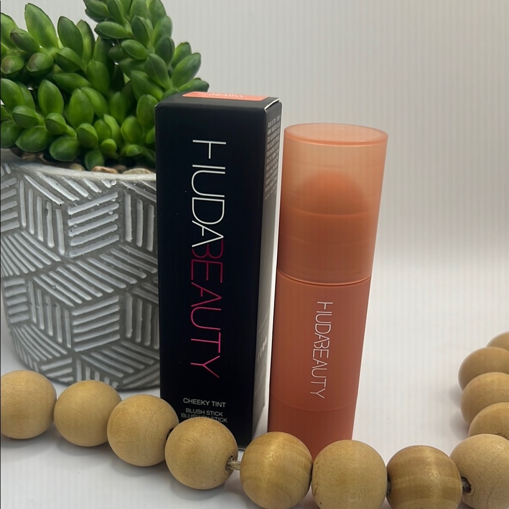 HUDA BEAUTY Peach Blush (Perky Peach)